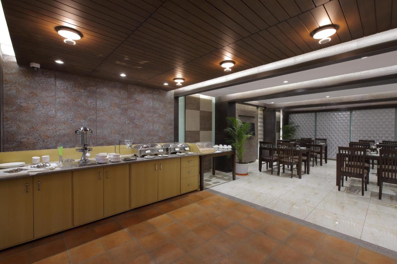 Hotel The Lotus Park Ahmedabad Exterior foto