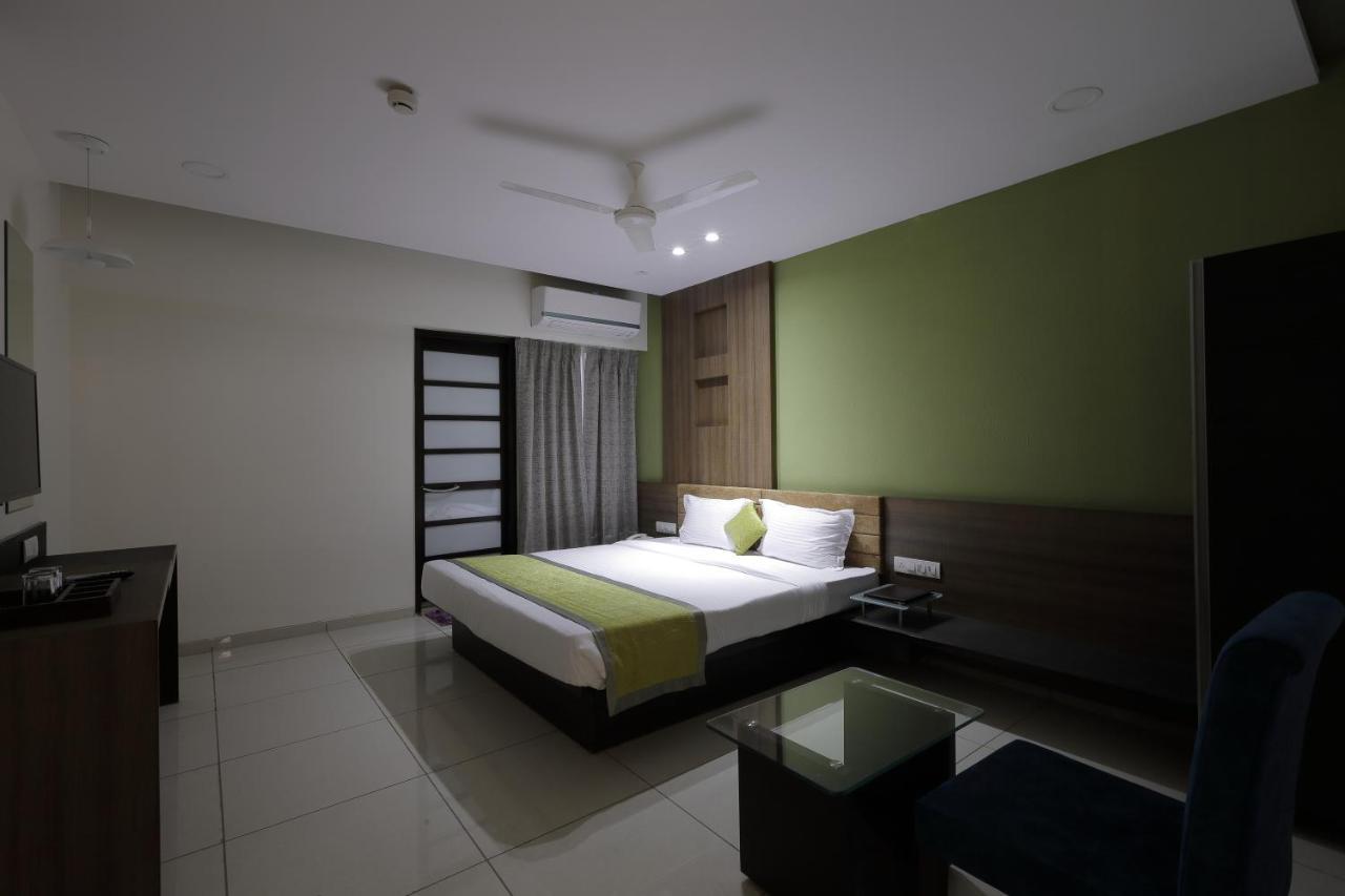 Hotel The Lotus Park Ahmedabad Exterior foto